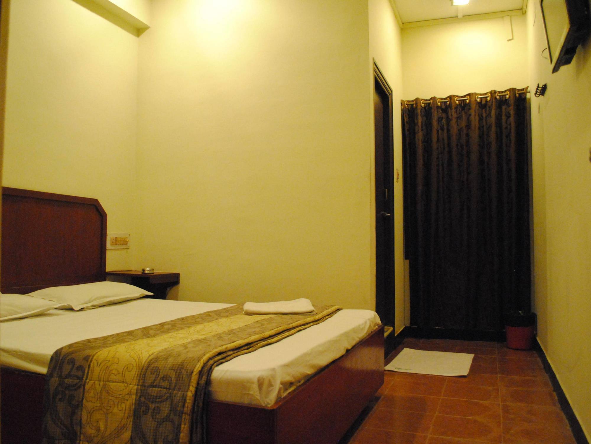 Deluxe Hotel 钦奈 外观 照片