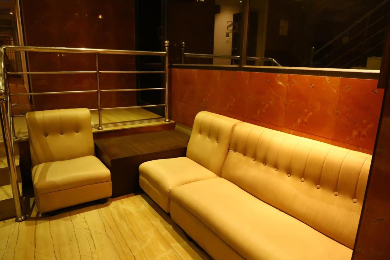 Deluxe Hotel 钦奈 外观 照片