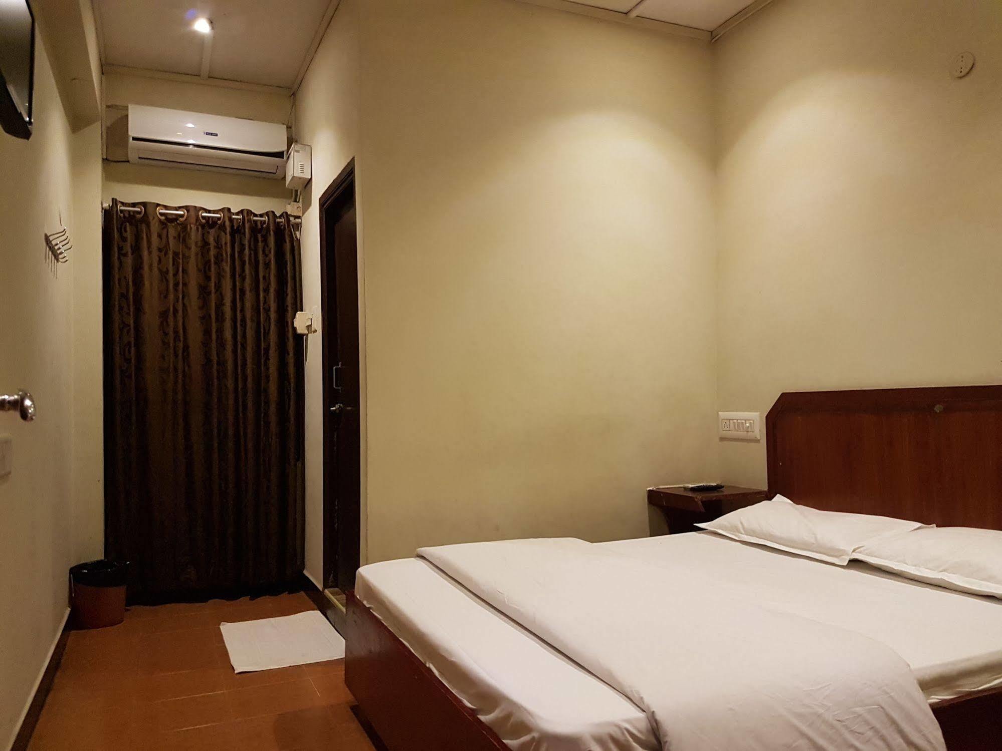 Deluxe Hotel 钦奈 外观 照片