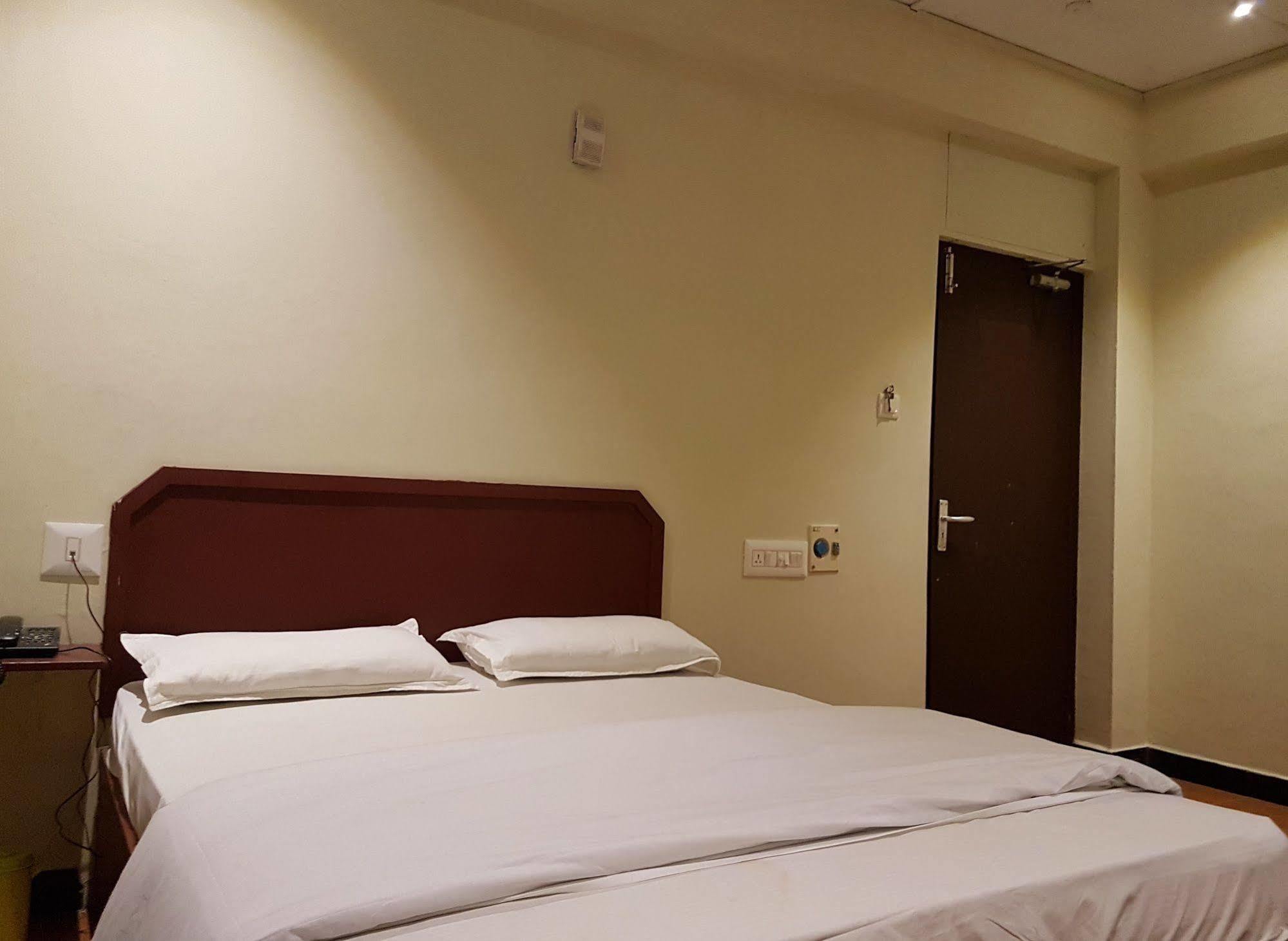 Deluxe Hotel 钦奈 外观 照片