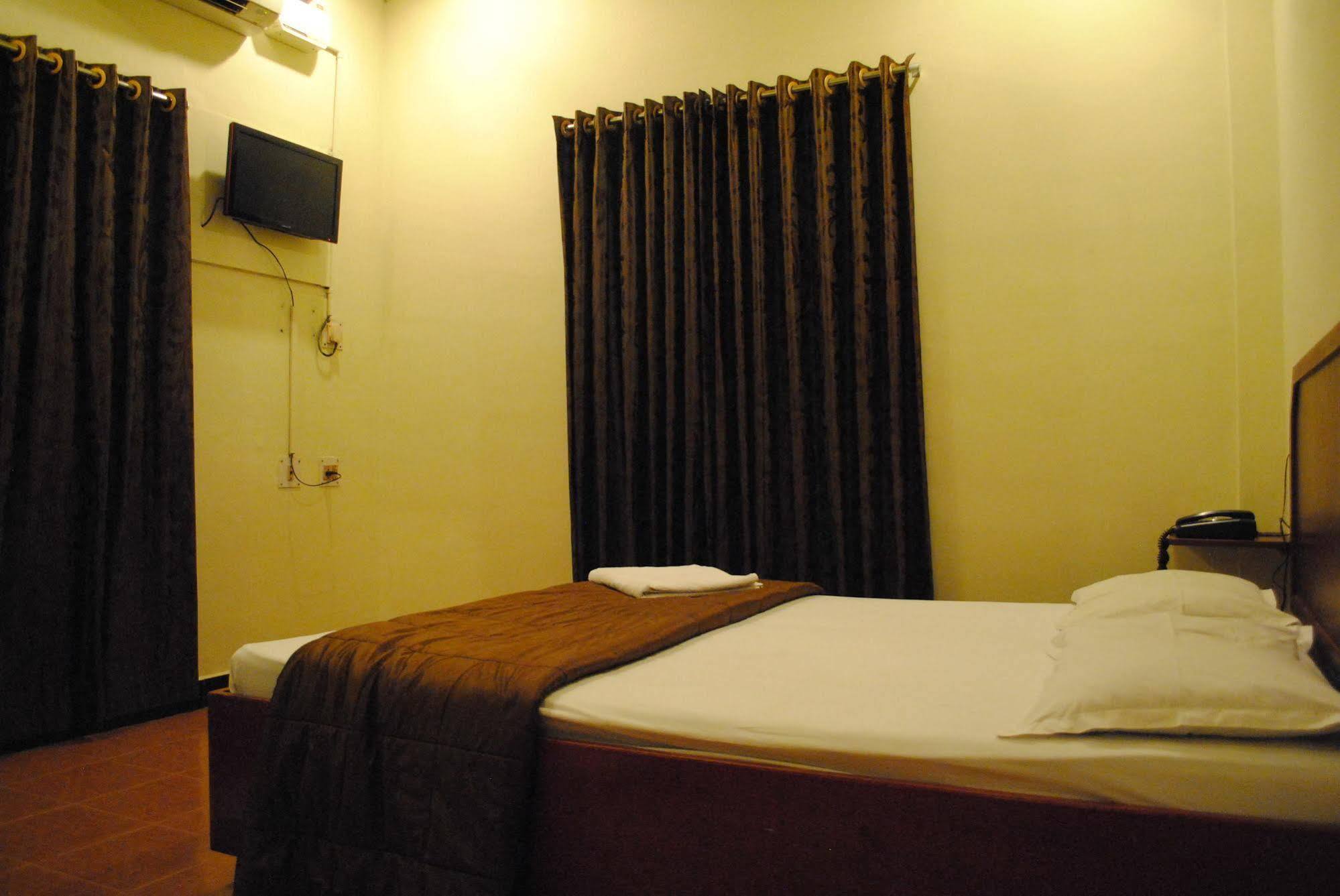 Deluxe Hotel 钦奈 外观 照片